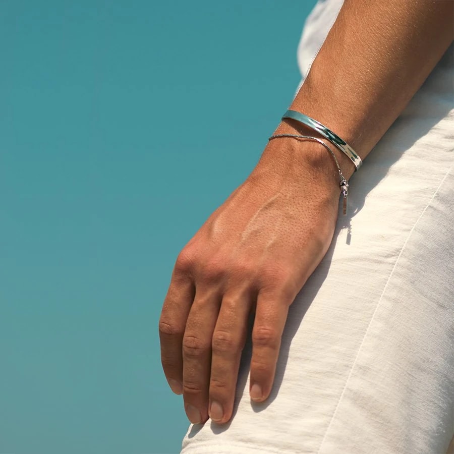 Bracelet et jonc Cruval portés au poignet