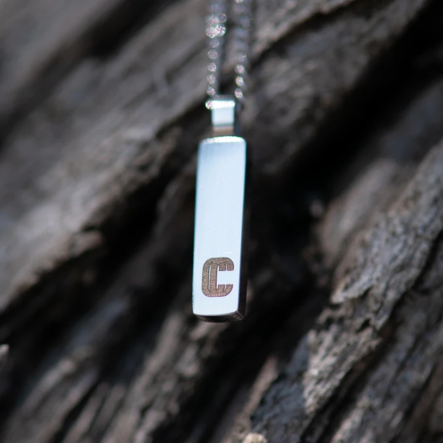 Pendentif C de Cruval sur une écorce