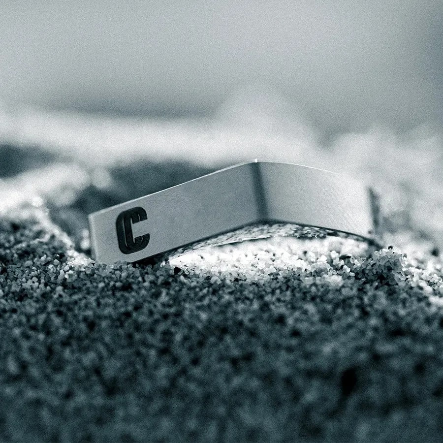 Bague C de Cruval posée sur le sable